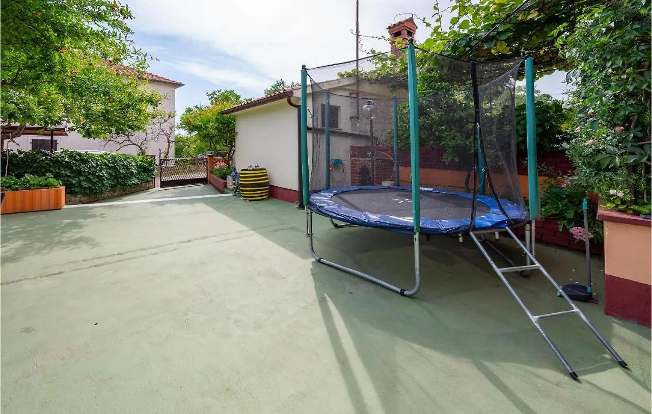 1 Bedroom Amazing Apartment In Peruški