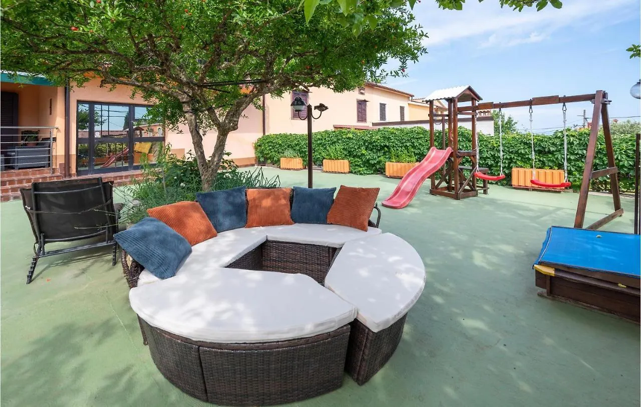 1 Bedroom Amazing Apartment In Peruški