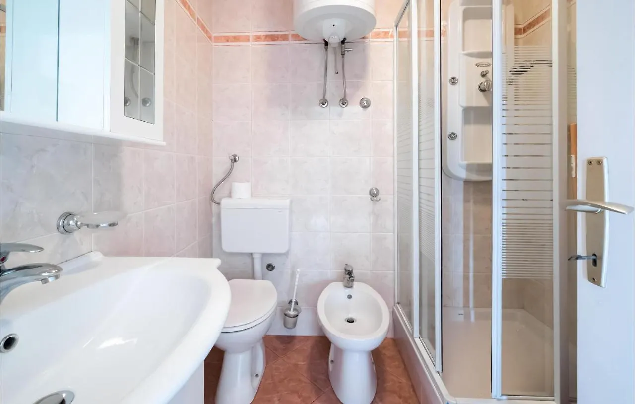 1 Bedroom Amazing Apartment In Peruški Κροατία