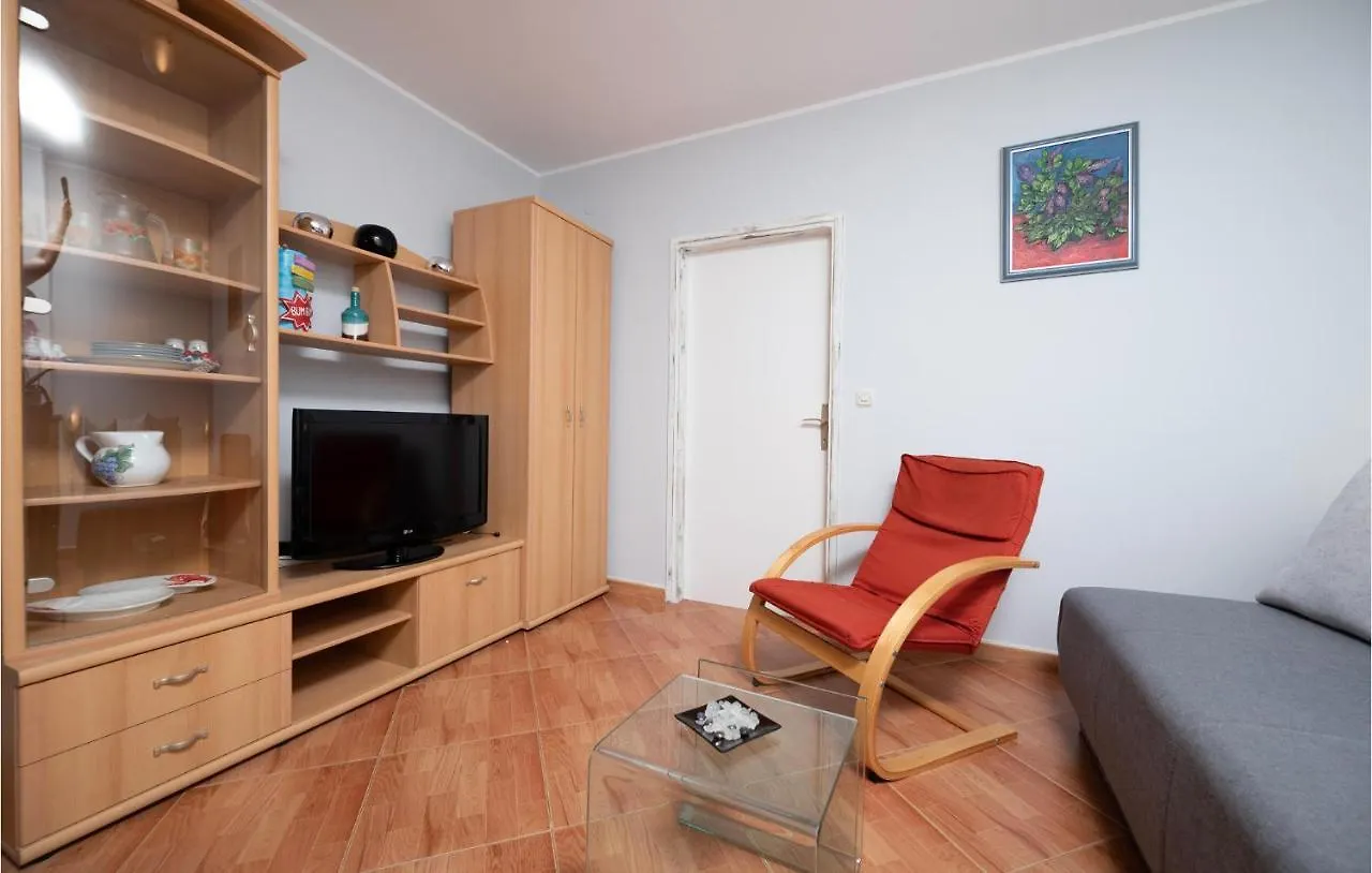 1 Bedroom Amazing Apartment In Peruški