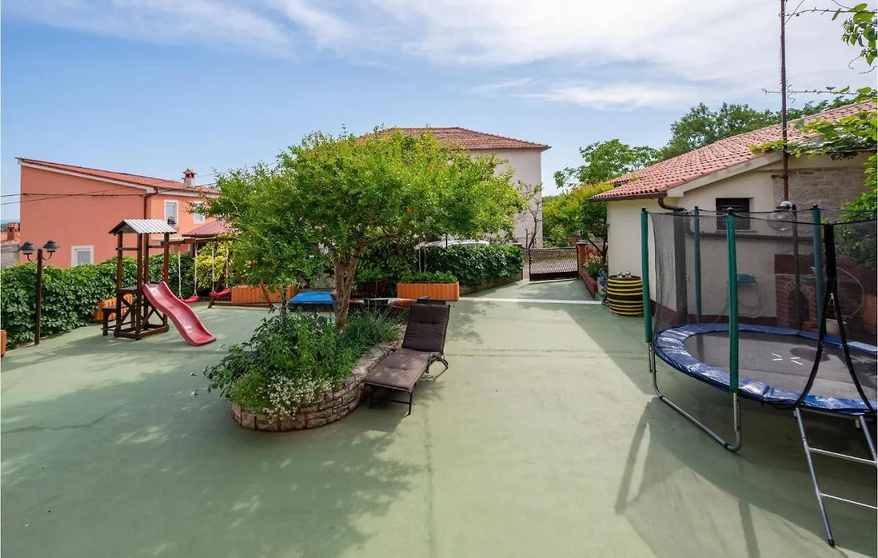 1 Bedroom Amazing Apartment In Peruški